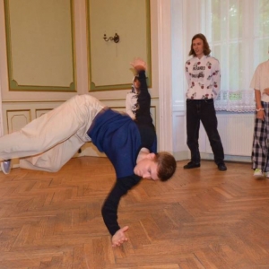 Występ dzieci i młodzieży warsztatów breakdance