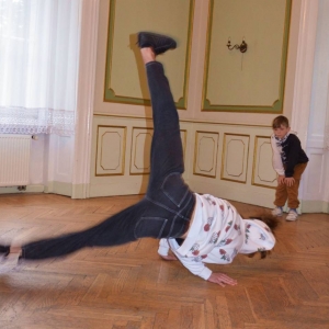 Występ dzieci i młodzieży warsztatów breakdance