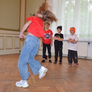 Występ dzieci i młodzieży warsztatów breakdance