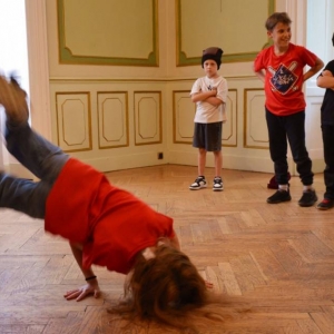 Występ dzieci i młodzieży warsztatów breakdance