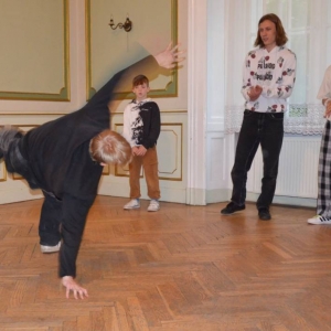 Występ dzieci i młodzieży warsztatów breakdance