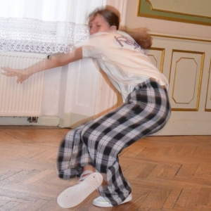 Występ dzieci i młodzieży warsztatów breakdance