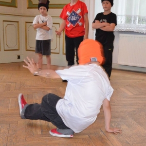 Występ dzieci i młodzieży warsztatów breakdance