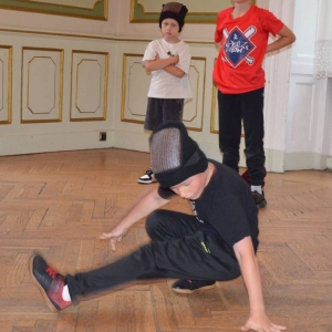 Występ dzieci i młodzieży warsztatów breakdance