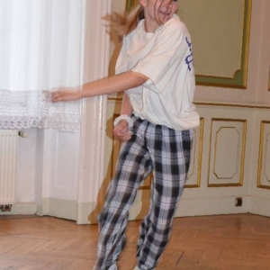 Występ dzieci i młodzieży warsztatów breakdance