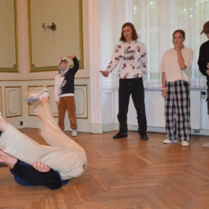 Występ dzieci i młodzieży warsztatów breakdance