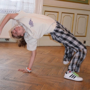 Występ dzieci i młodzieży warsztatów breakdance