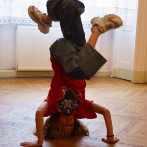 Występ dzieci i młodzieży warsztatów breakdance