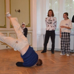 Występ dzieci i młodzieży warsztatów breakdance