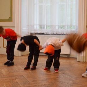 Występ dzieci i młodzieży warsztatów breakdance