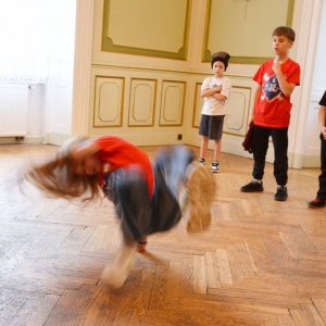 Występ dzieci i młodzieży warsztatów breakdance