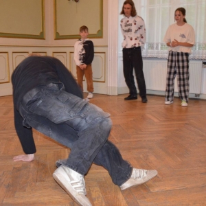 Występ dzieci i młodzieży warsztatów breakdance