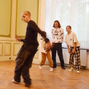 Występ dzieci i młodzieży warsztatów breakdance
