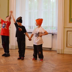 Występ dzieci i młodzieży warsztatów breakdance