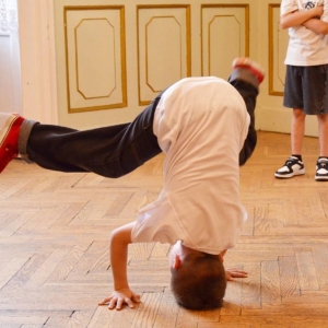 Występ dzieci i młodzieży warsztatów breakdance