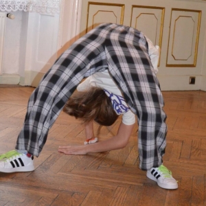 Występ dzieci i młodzieży warsztatów breakdance