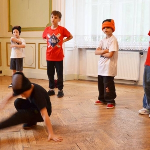 Występ dzieci i młodzieży warsztatów breakdance