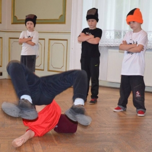 Występ dzieci i młodzieży warsztatów breakdance