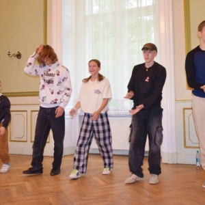 Dzieci i młodzież biorąca udział w warsztatach breakdance