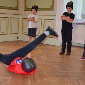 Występ dzieci i młodzieży warsztatów breakdance
