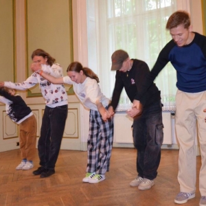 Dzieci i młodzież biorąca udział w warsztatach breakdance