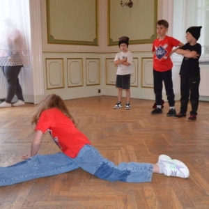 Występ dzieci i młodzieży warsztatów breakdance