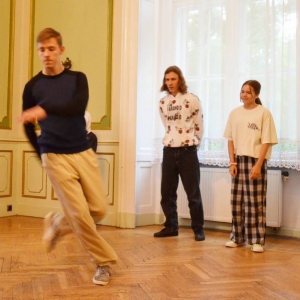 Występ dzieci i młodzieży warsztatów breakdance