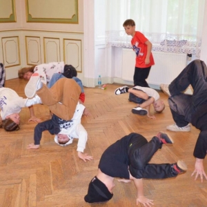 Dzieci i młodzież biorąca udział w warsztatach breakdance