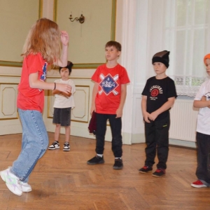Występ dzieci i młodzieży warsztatów breakdance