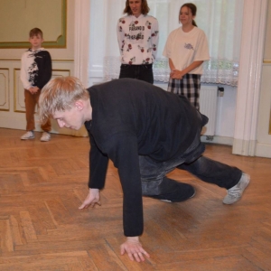 Występ dzieci i młodzieży warsztatów breakdance
