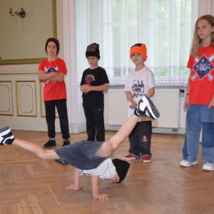 Występ dzieci i młodzieży warsztatów breakdance