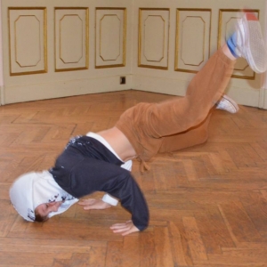 Występ dzieci i młodzieży warsztatów breakdance