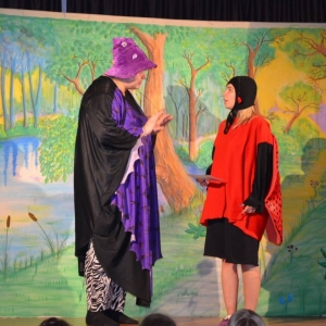 Występ teatralny dla dzieci w sali widowiskowej GOK