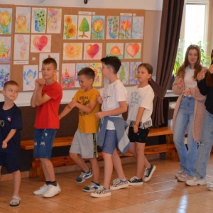 Pierwszy dzień organizacyjny. Zajęcia stacjonarne z ułożeniem regulaminu półkolonii, grami, zabawami i zajęciami plastycznymi