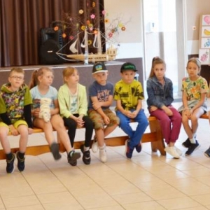 Pierwszy dzień organizacyjny. Zajęcia stacjonarne z ułożeniem regulaminu półkolonii, grami, zabawami i zajęciami plastycznymi