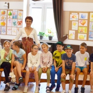 Pierwszy dzień organizacyjny. Zajęcia stacjonarne z ułożeniem regulaminu półkolonii, grami, zabawami i zajęciami plastycznymi