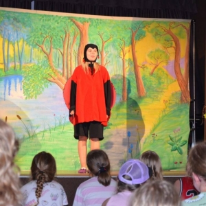 Występ teatralny dla dzieci w sali widowiskowej GOK