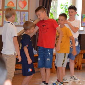Pierwszy dzień organizacyjny. Zajęcia stacjonarne z ułożeniem regulaminu półkolonii, grami, zabawami i zajęciami plastycznymi