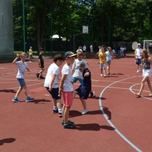 Pierwszy dzień organizacyjny. Zajęcia stacjonarne z ułożeniem regulaminu półkolonii, grami, zabawami i zajęciami plastycznymi