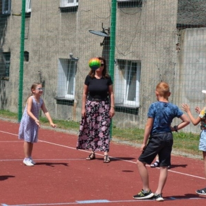 Pierwszy dzień organizacyjny. Zajęcia stacjonarne z ułożeniem regulaminu półkolonii, grami, zabawami i zajęciami plastycznymi