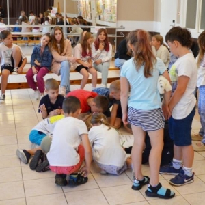 Pierwszy dzień organizacyjny. Zajęcia stacjonarne z ułożeniem regulaminu półkolonii, grami, zabawami i zajęciami plastycznymi