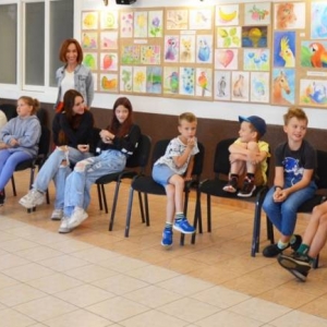 Pierwszy dzień organizacyjny. Zajęcia stacjonarne z ułożeniem regulaminu półkolonii, grami, zabawami i zajęciami plastycznymi