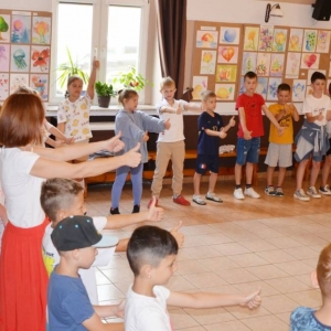 Pierwszy dzień organizacyjny. Zajęcia stacjonarne z ułożeniem regulaminu półkolonii, grami, zabawami i zajęciami plastycznymi