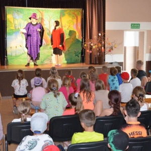 Występ teatralny dla dzieci w sali widowiskowej GOK