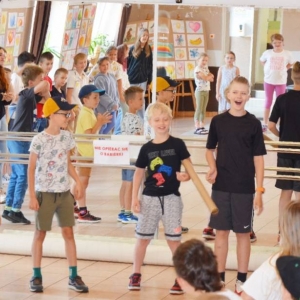 Pierwszy dzień organizacyjny. Zajęcia stacjonarne z ułożeniem regulaminu półkolonii, grami, zabawami i zajęciami plastycznymi