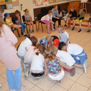 Pierwszy dzień organizacyjny. Zajęcia stacjonarne z ułożeniem regulaminu półkolonii, grami, zabawami i zajęciami plastycznymi