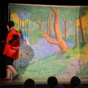 Występ teatralny dla dzieci w sali widowiskowej GOK