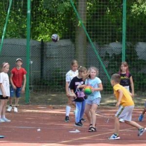 Pierwszy dzień organizacyjny. Zajęcia stacjonarne z ułożeniem regulaminu półkolonii, grami, zabawami i zajęciami plastycznymi