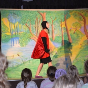 Występ teatralny dla dzieci w sali widowiskowej GOK