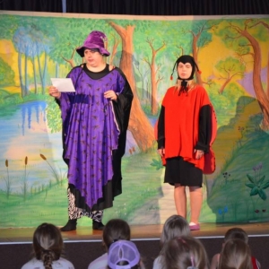 Występ teatralny dla dzieci w sali widowiskowej GOK